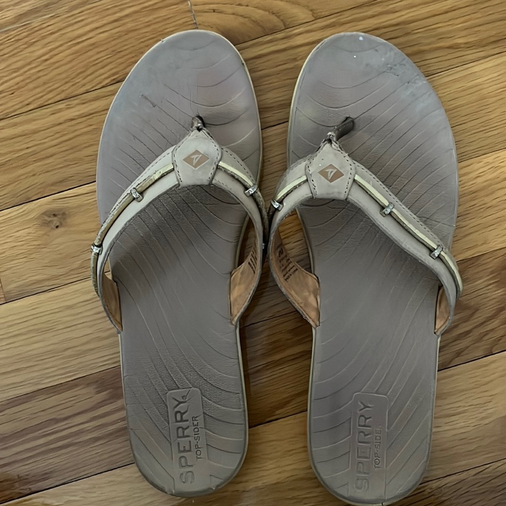 SPERRY gold flip flops